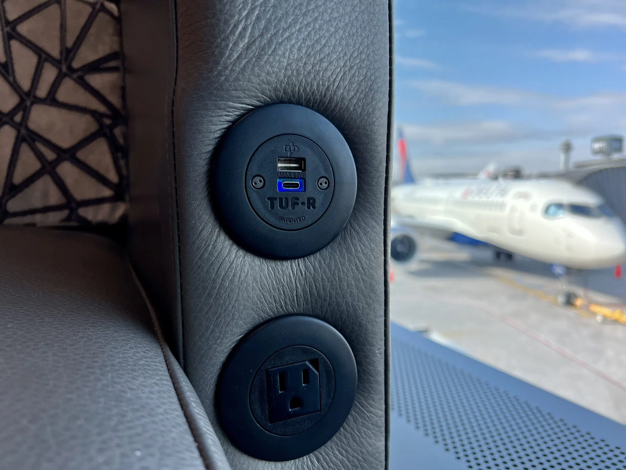 delta sky club chicago charging