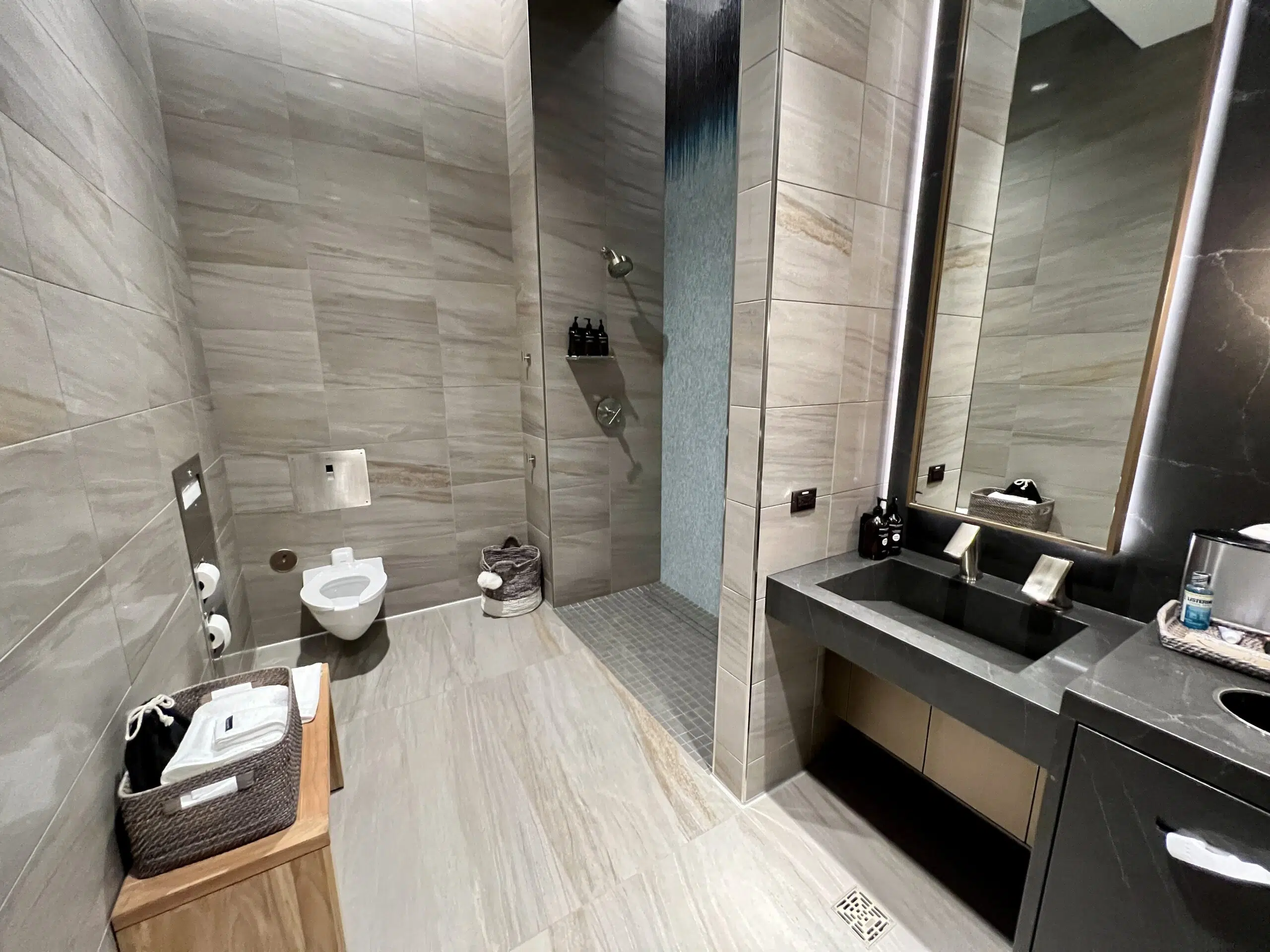 delta sky club chicago shower suite