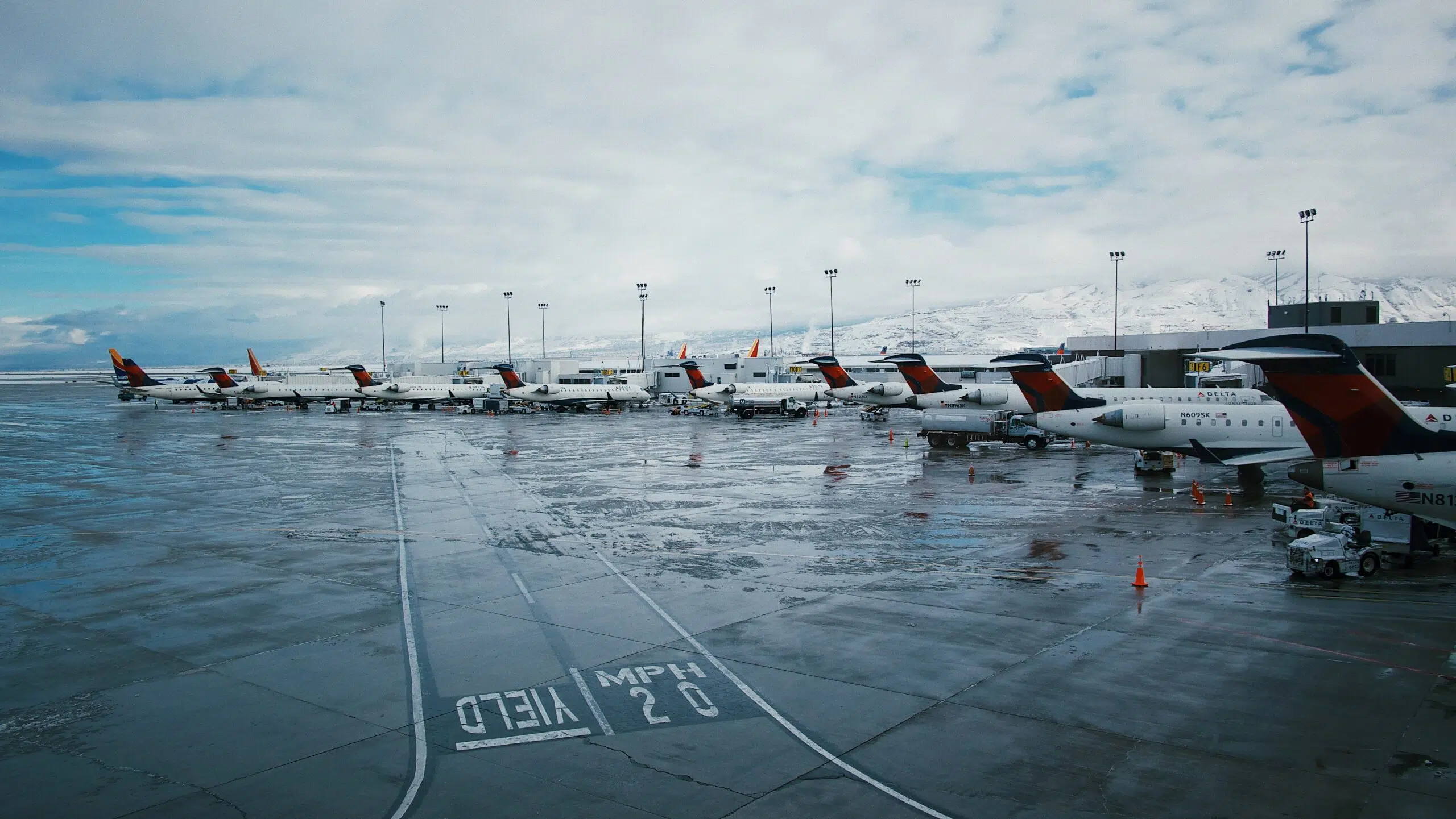 delta planes on tarmac