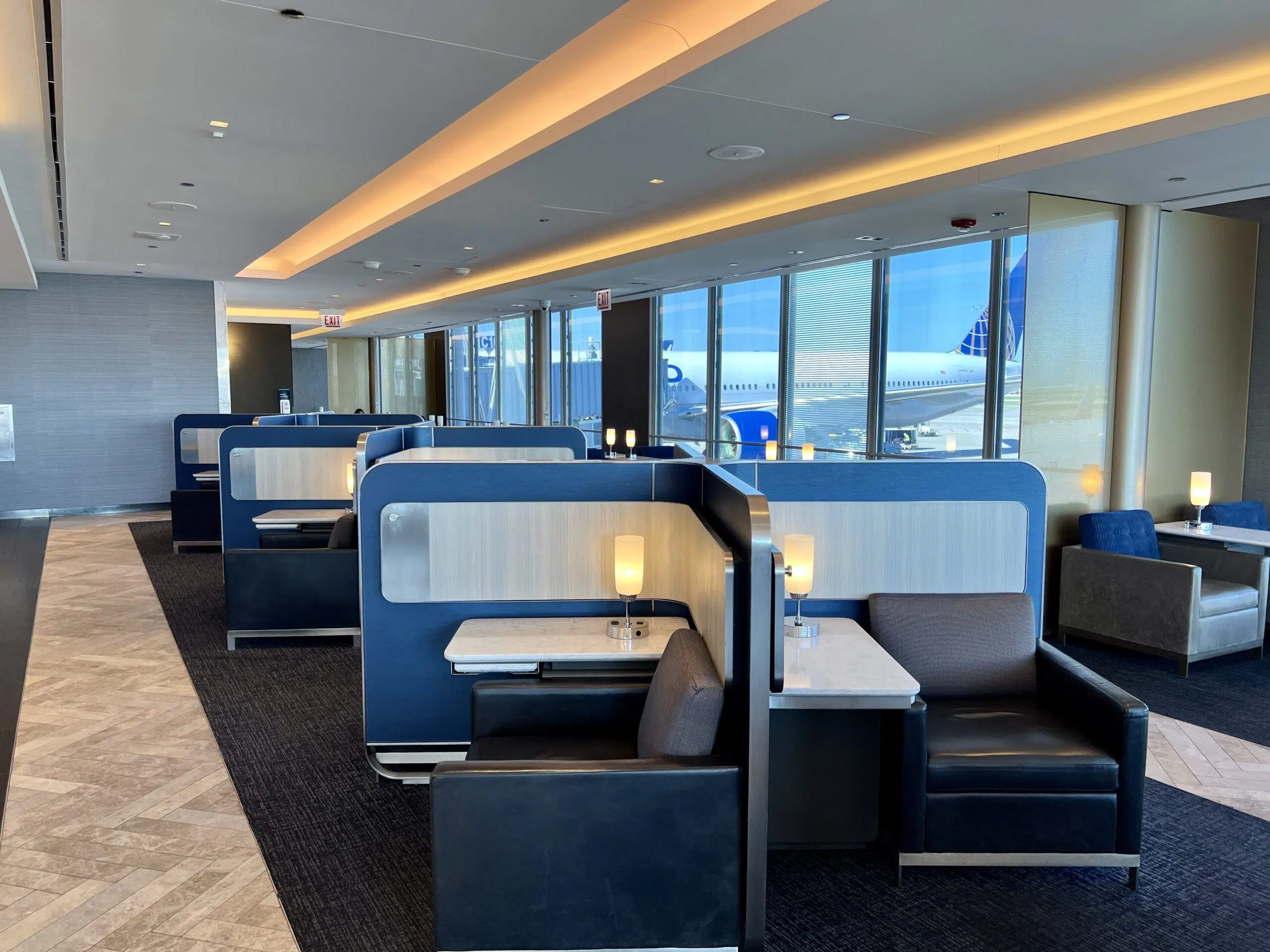 united polaris lounge chicago